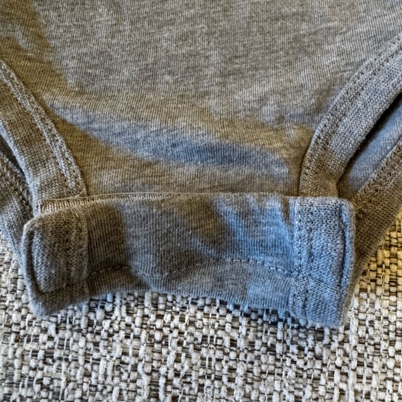 Nike Grey Baby Short Sleeve Onsie Bodysuitt Snap Bottoms Sz 12 Months - Picture 3 of 7